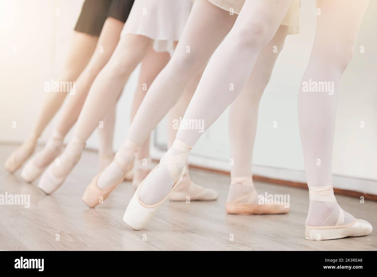 Ballett, Fitness und weibliche Tänzerin Beine mit Training, Bewegung und Training im Studio für Performance-Wettbewerb. Ballerina Schuhe, Akademie oder Sport Stockfoto
