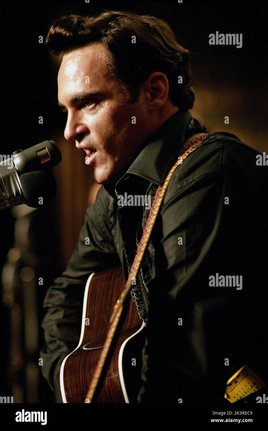 Joaquin Phoenix Film: Walk the Line (USA/DE 2005) Charaktere: John R. Cash Regie: James Mangold 04. September 2005 **WARNUNG** Dieses Foto ist nur für redaktionelle Verwendung bestimmt und unterliegt dem Copyright von 20. CENTURY FOX und/oder des Fotografen, der von der Film- oder Produktionsfirma beauftragt wurde, und kann nur durch Publikationen im Zusammenhang mit der Bewerbung des oben genannten Films reproduziert werden. Eine obligatorische Gutschrift an 20. CENTURY FOX ist erforderlich. Der Fotograf sollte auch bei Bekanntwerden des Fotos gutgeschrieben werden. Ohne schriftliche Genehmigung der Film Company kann keine kommerzielle Nutzung gewährt werden. Stockfoto