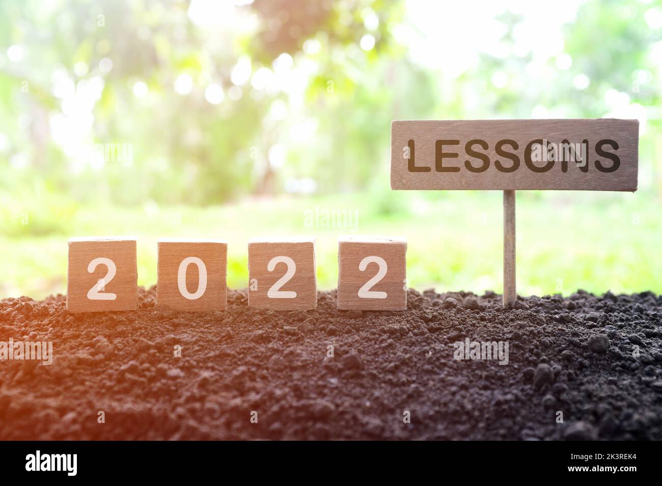 Jahr 2022 Life Lessons and Learnings Konzept. Holzblöcke im natürlichen Hintergrund bei Sonnenuntergang. Stockfoto