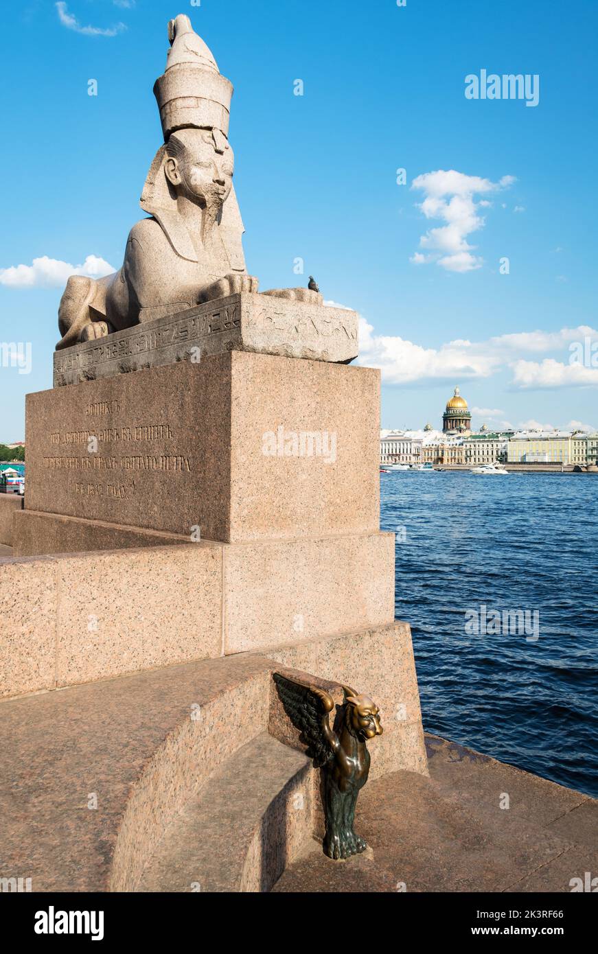 Ägyptische Sphinx und ein Greif am Universitätsufer, mit der Isaakskathedrale (Isaakievskiy Sobor) im Hintergrund, Sankt Petersburg, Russi Stockfoto