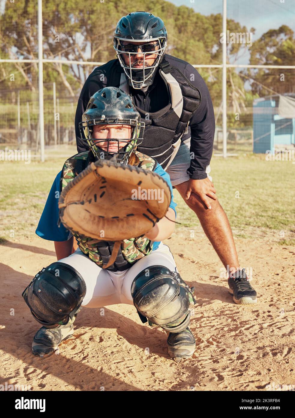 Baseballspiele, Sport und Training mit einem Sportmann oder Catcher auf einem Feld für Fitness und Bewegung im Freien im Sommer. Workout, Gesundheit und Fokus mit einem Stockfoto