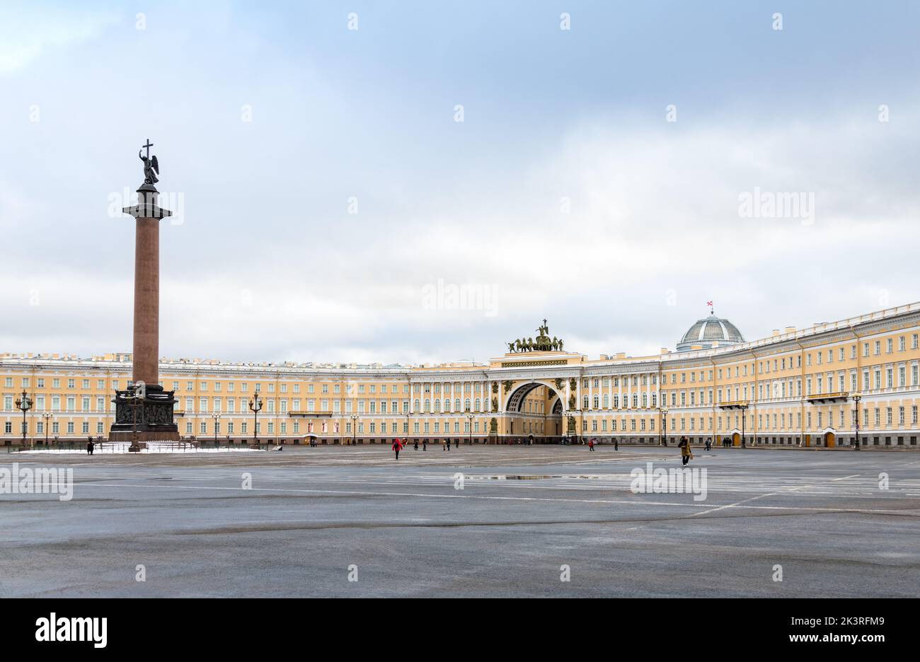 Blick auf die Alexander-Säule (Aleksandrijskaya kolonna) und das Gebäude des Generalstabs, den Schlossplatz (Dvortsowaja Ploschtschad), Sankt Petersburg, Russland Stockfoto