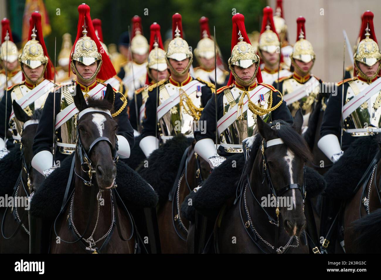 LONDON - SEPTEMBER 19: Die Household Cavalry besteht aus den beiden ranghöchsten Regimentern der britischen Armee, den Life Guards und den Blues und Royals. Die Haushalts-Kavallerie gehört zur Haushalts-Division und ist der offizielle Leibwächter des Königs. Auf dem Staatsfuneral von Königin Elisabeth II. Am 19. September 2022. Foto: David Levenson/Alamy Stockfoto