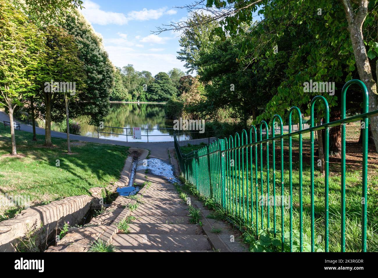 Wasserüberlauf von einem Bootssee in den Hauptsee in Abington Park, Northampton, England, Großbritannien. Stockfoto