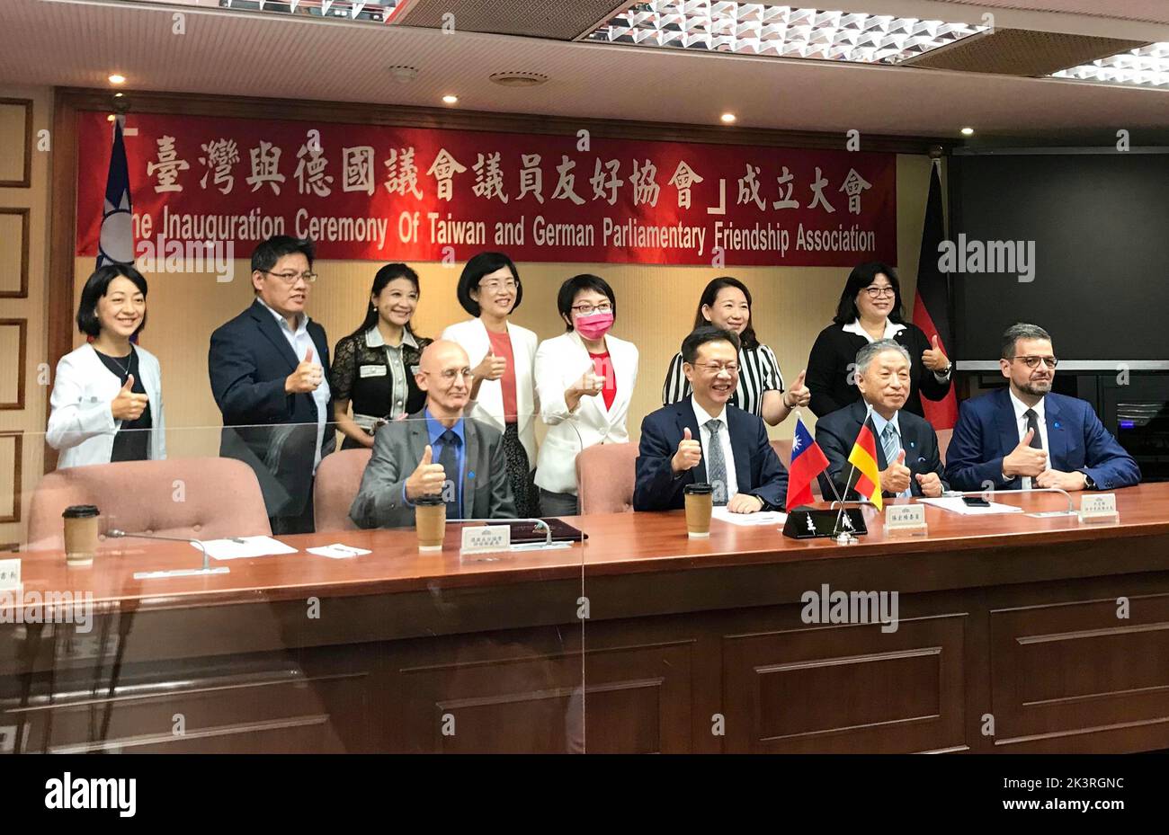 Taipeh, Taiwan. 28. September 2022. Jörg Polster (erste Reihe, l-r), Generaldirektor des Deutschen Instituts Taipei, der taiwanesische Abgeordnete Chang Hung-lu, Tien Chung-kwang, stellvertretender Außenminister Taiwans, und Axel Limberg, Leiter des Deutschen Handelsbüros Taipei, feiern die Gründung eines parlamentarischen Vereins für die Freundschaft zwischen Deutschland und Taiwan. Quelle: Yu-Tzu Chiu/dpa/Alamy Live News Stockfoto