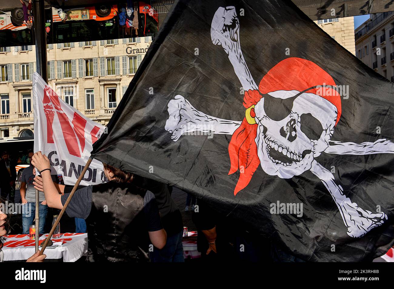 Marseille, Frankreich. 27. September 2022. Ein Protestler hält während der Demonstration eine Piratenfahne mit Totenkopf und Kreuzknochen. Anlässlich des Welttourismustages versammelten sich Menschen in Marseille, um gegen den Massentourismus und insbesondere gegen die Verschmutzung durch Kreuzschiffe zu demonstrieren. Kredit: SOPA Images Limited/Alamy Live Nachrichten Stockfoto