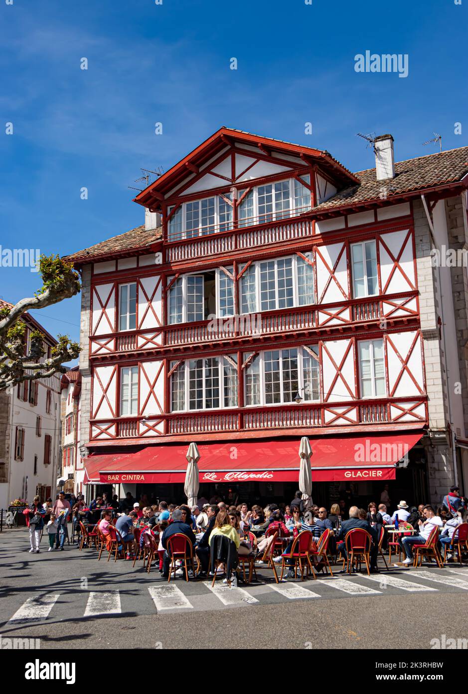 Überfülltes französisches Bistro im Stadtzentrum von St. Jean de Luz Stockfoto