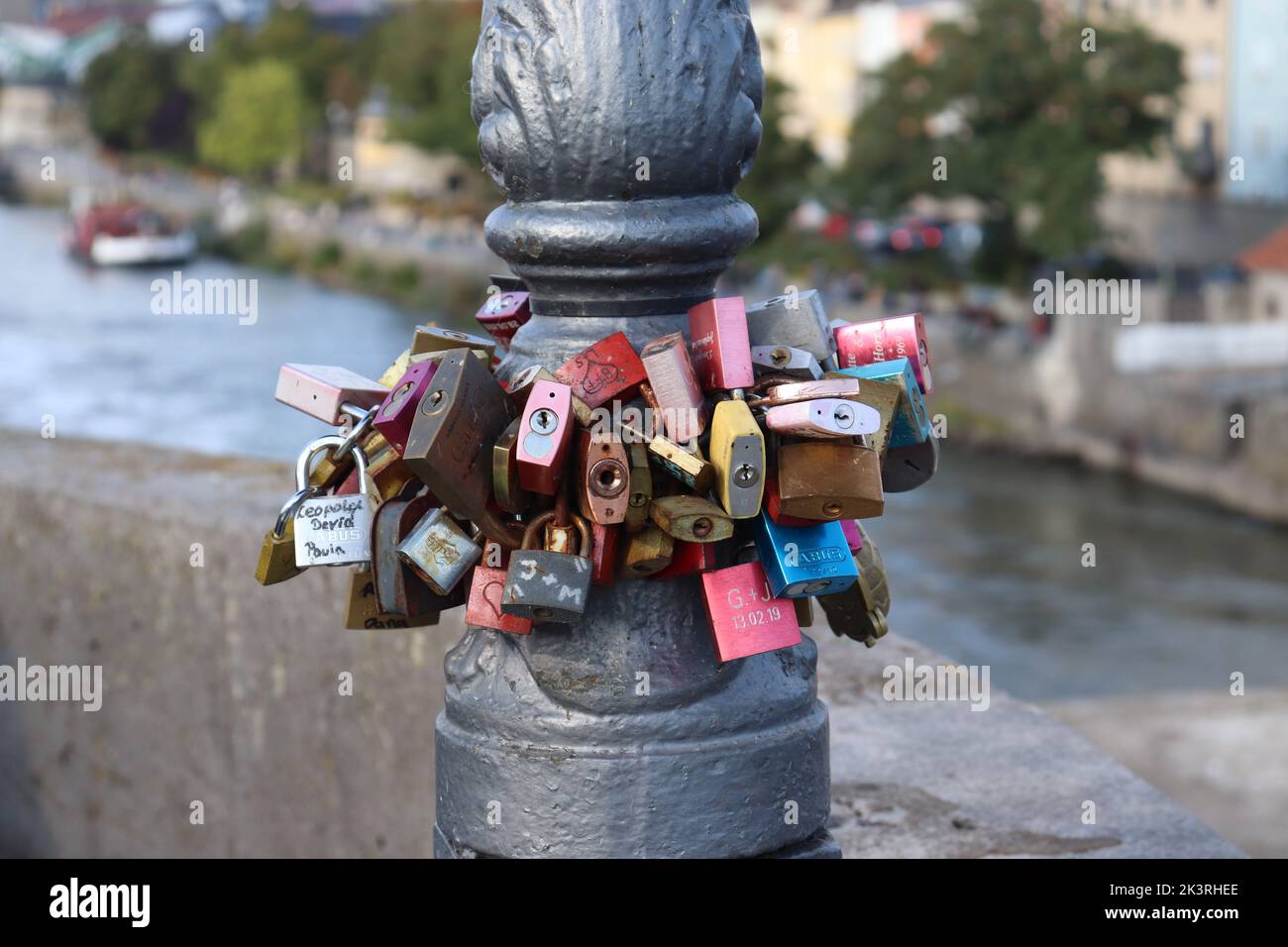 Liebesschlösser auf der Alten Mainbrücke in Würzburg Symbol für Liebe Treue eine Partnerschaft Stockfoto
