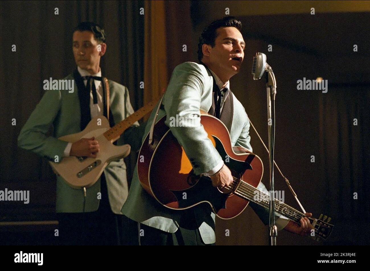 Joaquin Phoenix Film: Walk the Line (USA/DE 2005) Charaktere: John R. Cash Regie: James Mangold 04. September 2005 **WARNUNG** Dieses Foto ist nur für redaktionelle Verwendung bestimmt und unterliegt dem Copyright von 20. CENTURY FOX und/oder des Fotografen, der von der Film- oder Produktionsfirma beauftragt wurde, und kann nur durch Publikationen im Zusammenhang mit der Bewerbung des oben genannten Films reproduziert werden. Eine obligatorische Gutschrift an 20. CENTURY FOX ist erforderlich. Der Fotograf sollte auch bei Bekanntwerden des Fotos gutgeschrieben werden. Ohne schriftliche Genehmigung der Film Company kann keine kommerzielle Nutzung gewährt werden. Stockfoto