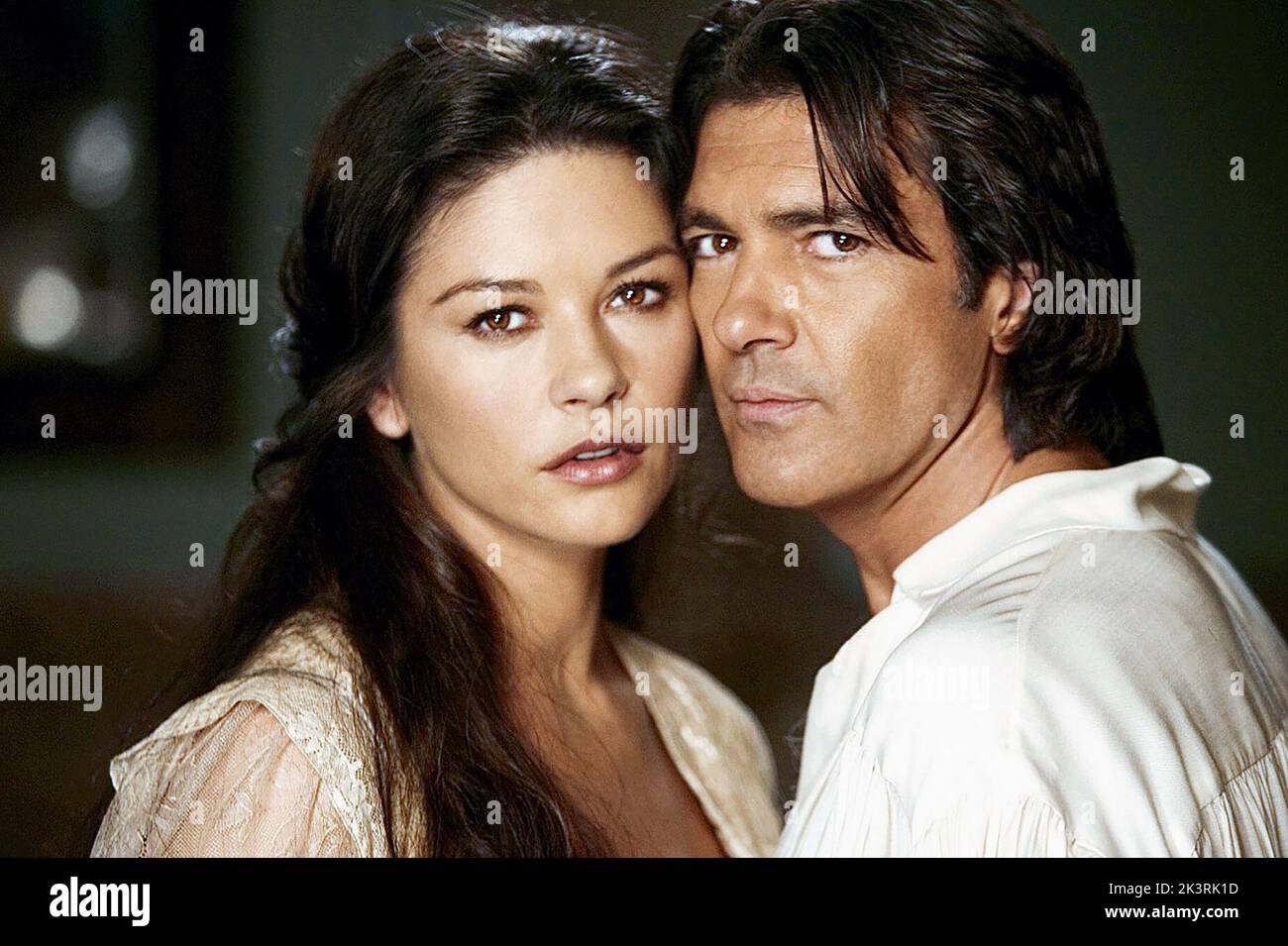 Catherine Zeta-Jones & Antonio Banderas Film: The Legend of Zorro (USA 2005) Charaktere: & Zorro Regie: Martin Campbell 24 October 2005 **WARNUNG** Dieses Foto ist nur für redaktionelle Zwecke bestimmt und unterliegt dem Copyright von COLUMBIA PICTURES und/oder des Fotografen, der von der Film- oder Produktionsfirma beauftragt wurde und darf nur von Publikationen im Zusammenhang mit der Bewerbung des oben genannten Films reproduziert werden. Eine obligatorische Gutschrift für COLUMBIA PICTURES ist erforderlich. Der Fotograf sollte auch bei Bekanntwerden des Fotos gutgeschrieben werden. Ohne schriftliche Genehmigung der Film Company kann keine kommerzielle Nutzung gewährt werden. Stockfoto