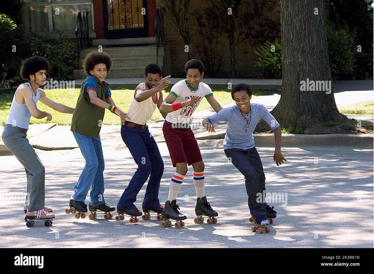 Rick Gonzalez, Khleo Thomas, Marcus T. Paulk, Brandon T. Jackson & Bow Wow Film: Roll Bounce (2005) Charaktere: Nickerchen,Mixed Mike,Boo,Junior & Xavier 'X' Smith Regie: Malcolm D. Lee 23. September 2005 **WARNUNG** Dieses Foto ist nur für redaktionelle Zwecke bestimmt und unterliegt dem Copyright von FOX 2000 und/oder des Fotografen, der von der Film- oder Produktionsfirma beauftragt wurde, und kann nur durch Publikationen im Zusammenhang mit der Bewerbung des oben genannten Films reproduziert werden. Eine obligatorische Gutschrift an FOX 2000 ist erforderlich. Der Fotograf sollte auch bei Bekanntwerden des Fotos gutgeschrieben werden. Ohne schriftliche Genehmigung kann keine kommerzielle Nutzung gewährt werden Stockfoto