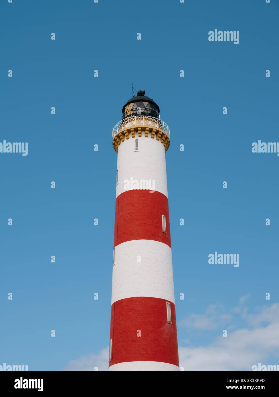 Der rot-weiß gestreifte Tower Tarbat Ness Lighthouse, Tarbat Ness, Tain & Easter Ross, Cromartyshire, Schottland Großbritannien Stockfoto