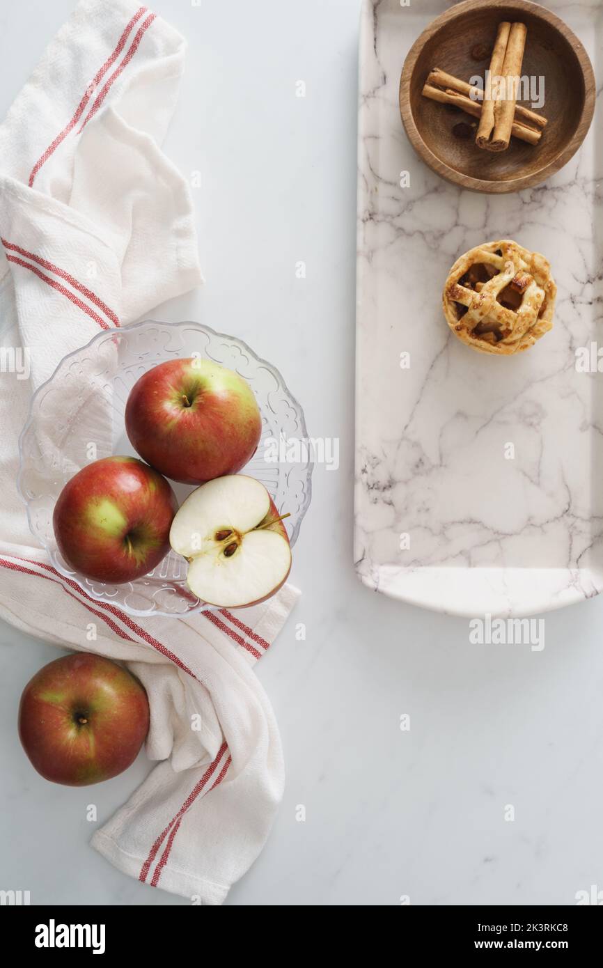 Apfel- und Zimt-Mini-Torten auf weißem Hintergrund. Food-Bild mit Kopieplatz verfügbar Stockfoto