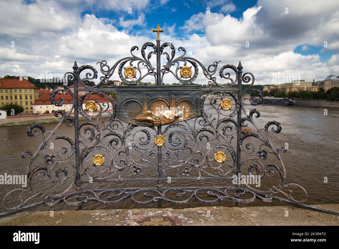 Eisernes geschmiedetes Gitter mit Relief des Heiligen Johannes von Nepomuk auf der Karlsbrücke in Prag, Tschechische Republik. Stockfoto