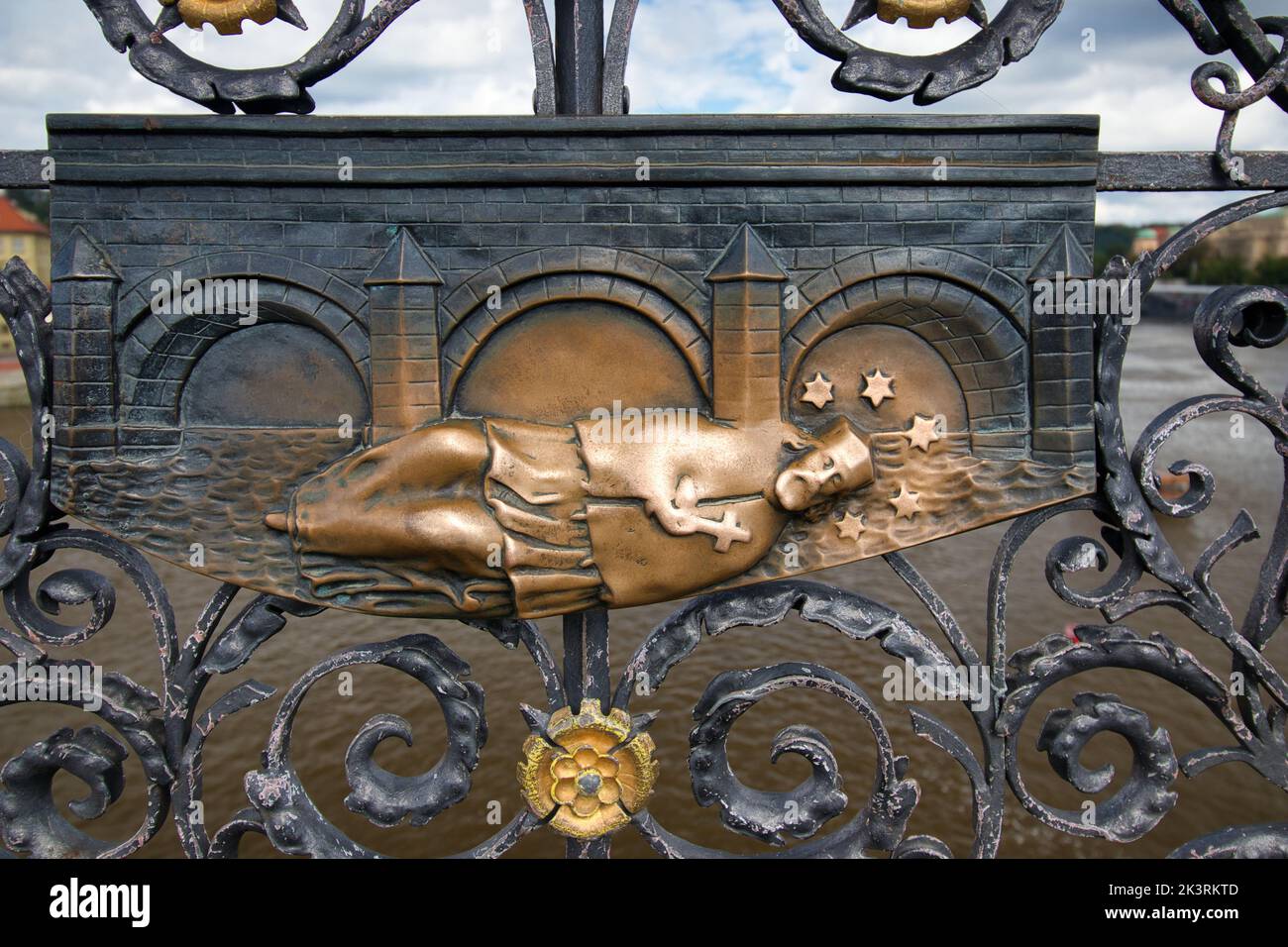 Eine Detailansicht des eisernen geschmiedeten Gitters mit dem Relief des Heiligen Johannes von Nepomuk auf der Karlsbrücke in Prag, Tschechische Republik. Stockfoto