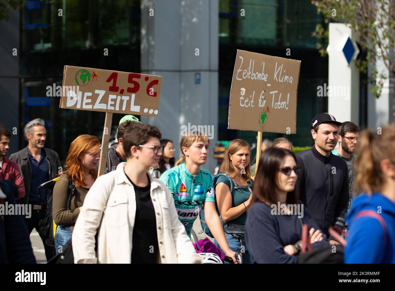 Teilnehmer*innen mit Schildern '1,5 Grad die Zeit l...' und 'Zeitbombe Klima - Zeit für Tage!'. Am 23.9.2022 sammeln sich in München bis zu 10,000 Menschen, um gemeinsam mit Fridays for future auf dem globalen Klimabereich für Klimagerechtigkeit, den Ausbau der dezentralen erneuerbaren Energien, kostengünstigen ÖPNV und für ein 100 Mrd. Euro Sondervermögen für gerechte Klimaschutzmaßnahmen und Krisenprävention zu demontieren. Das Motto des Großstreiks war wieder People Not Profit. -- Teilnehmer mit Zeichen '1,5 Grad die Zeit ... „Und „Time Bomb Climate – Time for Action!“ . Auf S Stockfoto