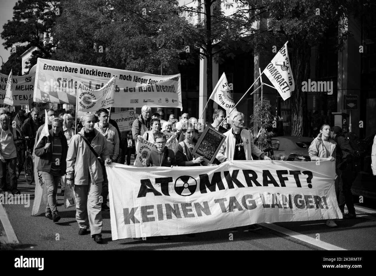 Teilnehmer*innen mit Banner 'Atomkraft? Keinen Tag länger“. Am 23.9.2022 sammeln sich in München bis zu 10,000 Menschen, um gemeinsam mit Fridays for future auf dem globalen Klimabereich für Klimagerechtigkeit, den Ausbau der dezentralen erneuerbaren Energien, kostengünstigen ÖPNV und für ein 100 Mrd. Euro Sondervermögen für gerechte Klimaschutzmaßnahmen und Krisenprävention zu demontieren. Das Motto des Großstreiks war wieder People Not Profit. -- Teilnehmer mit dem Banner "Kernkraft? Nicht einen Tag länger.“ Am 23. September 2022 versammelten sich bis zu 10.000 Personen in München, Deutschland, um Stockfoto