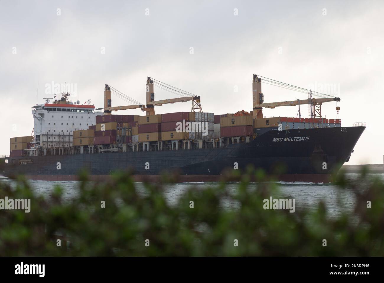 Containerschiff, das an einem Frühlingsmorgen im Jahr 2022 in den Hafen von Durban eindringt. Stockfoto