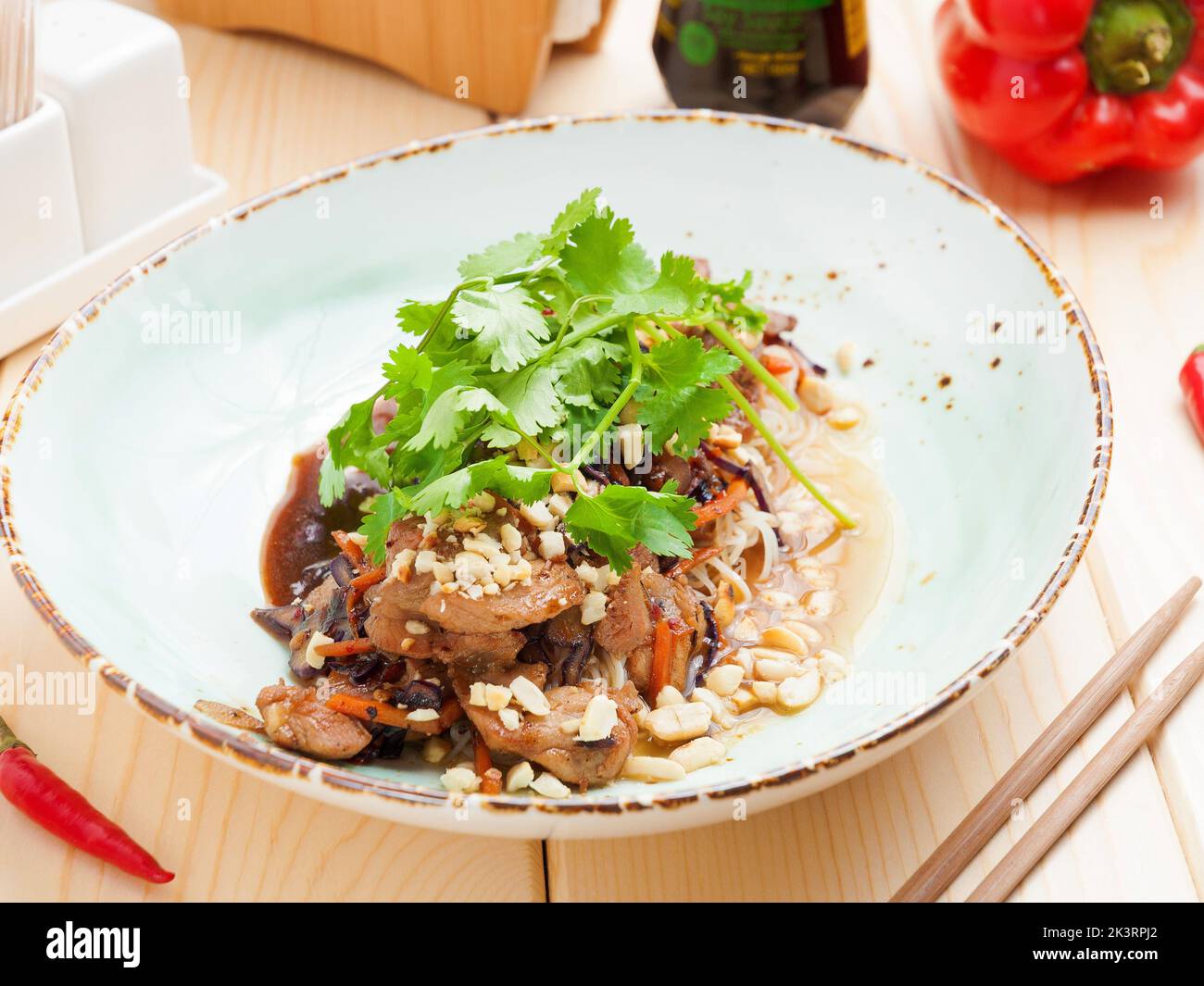 Leckere Pad Thai Nudeln mit Huhn. Köstliche und beliebte asiatische Gericht Stockfoto