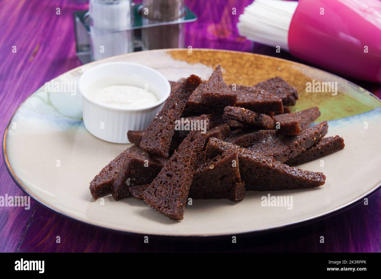 Leckere Roggencroutons mit Knoblauch- und Knoblauchsoße Stockfoto