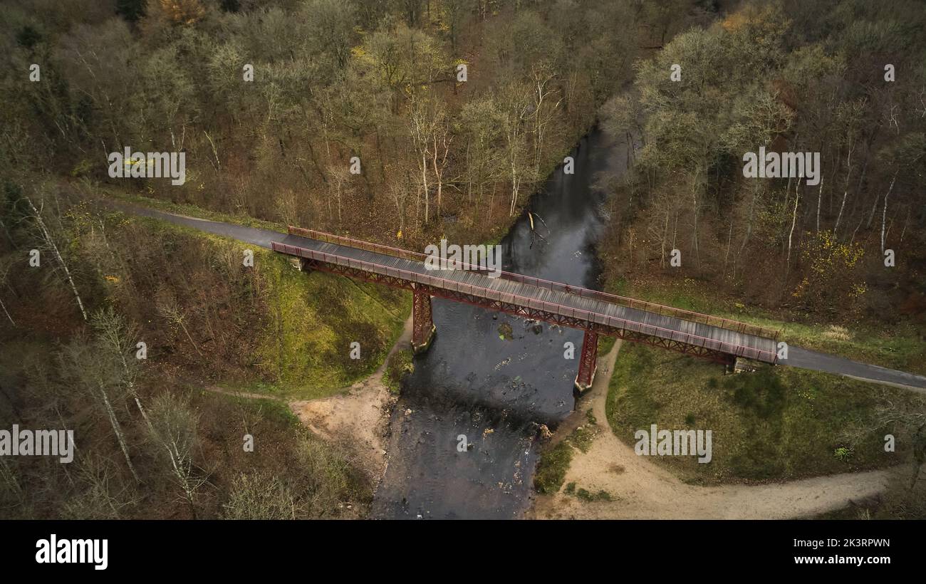 Rote Stahlbrücke in dänemark Stockfoto