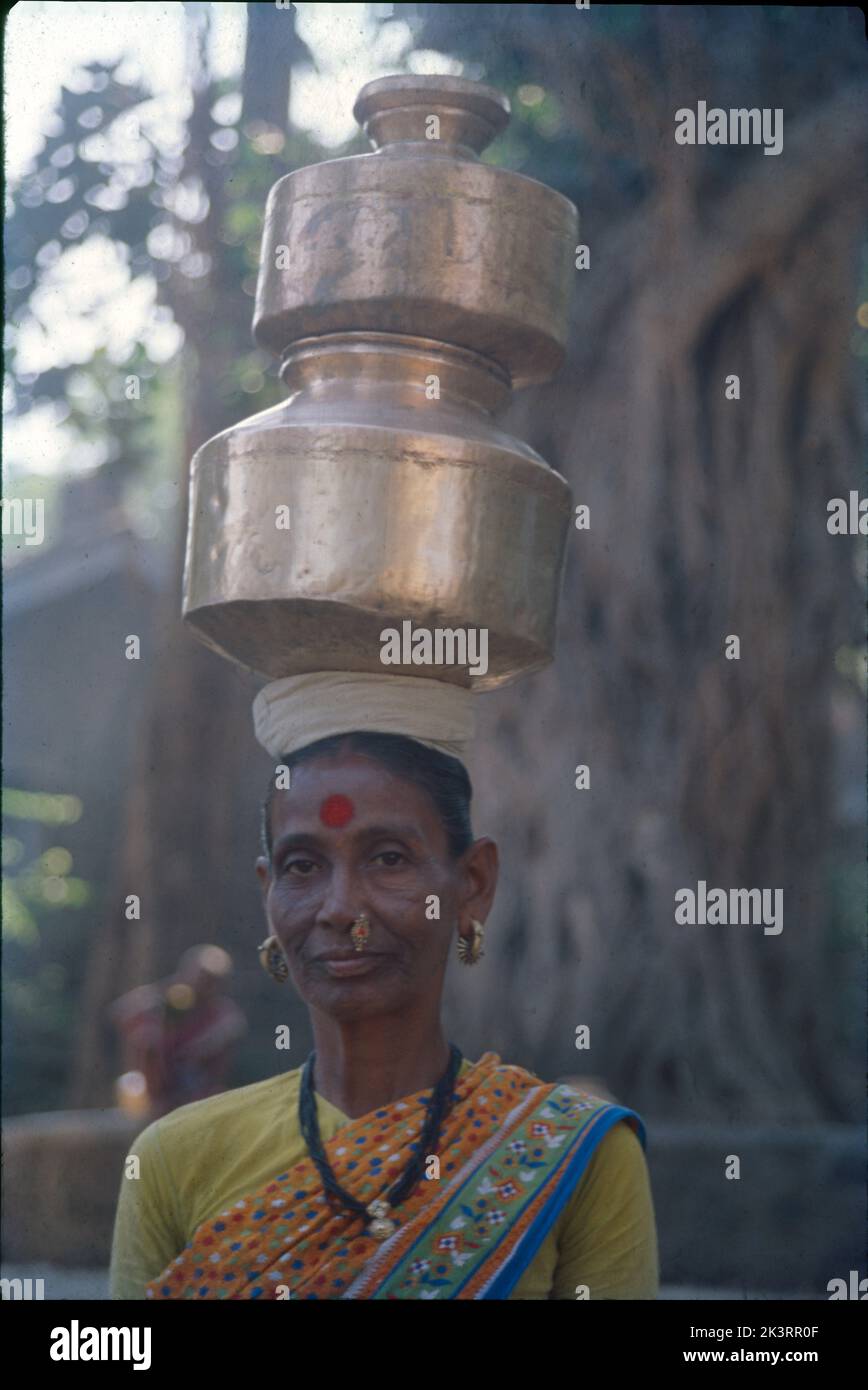Koli Women, Fetching Water Home, Elephanta Caves, Maharashtra Stockfoto