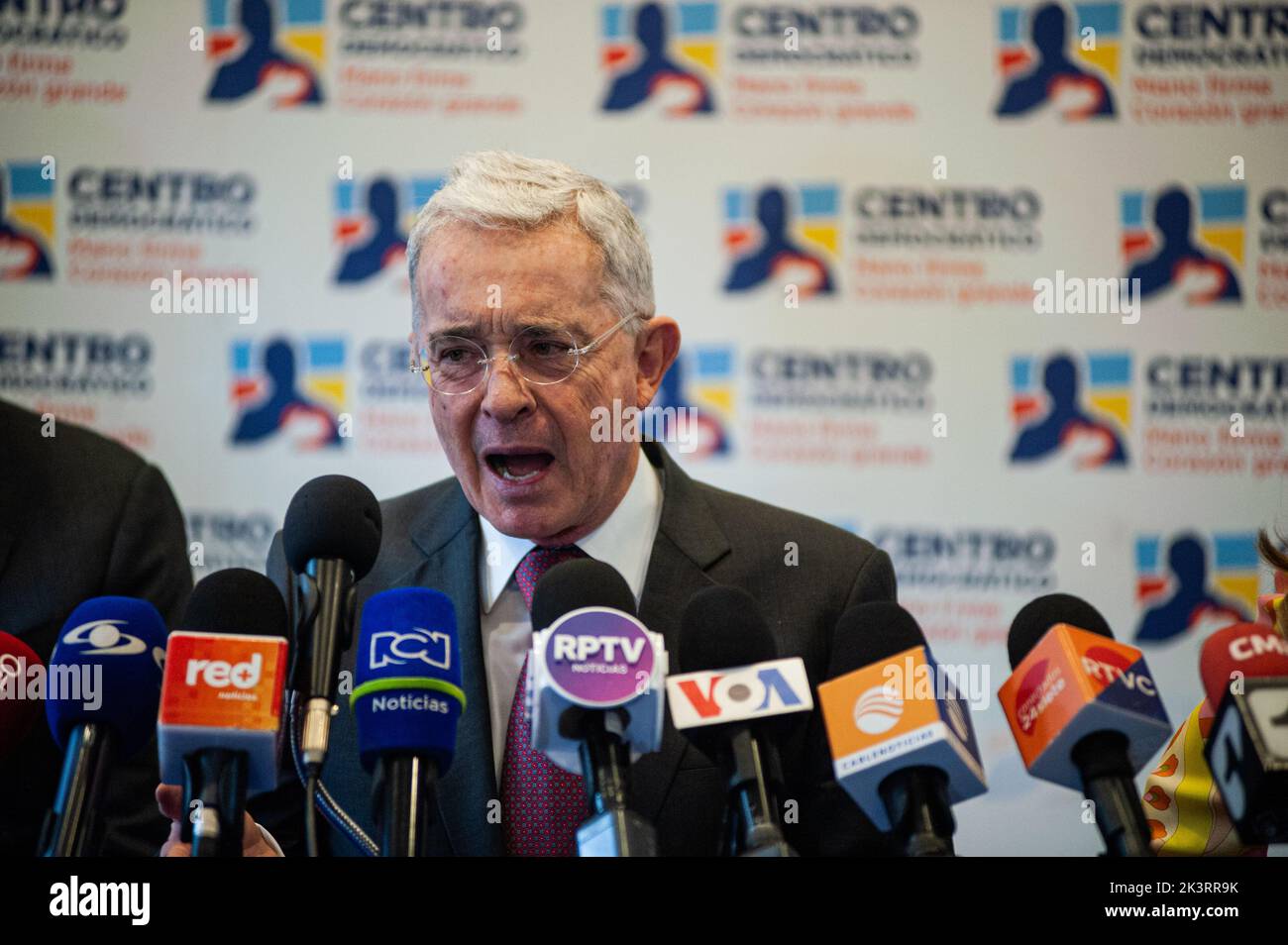 Der ehemalige kolumbianische Präsident Alvaro Uribe Velez (2002-2006) spricht während einer Pressekonferenz nach einem Treffen mit Präsident Gustavo Petro am 27. September Stockfoto