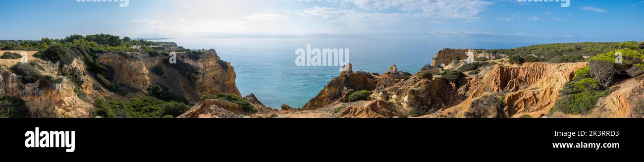 Panoramablick auf Marinha Beach Umgebung an der Algarve Küste in Portugal. Start der Wanderung durch die sieben hängenden Täler. Stockfoto