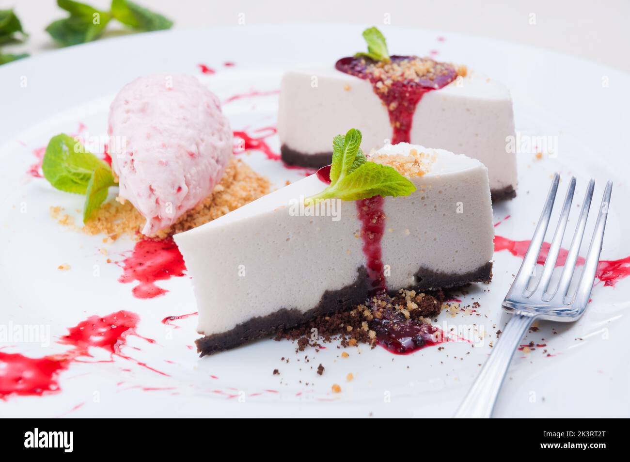 Leckerer Lavendelkäsekuchen mit Erdbeer- und Hibiskuseis Stockfoto