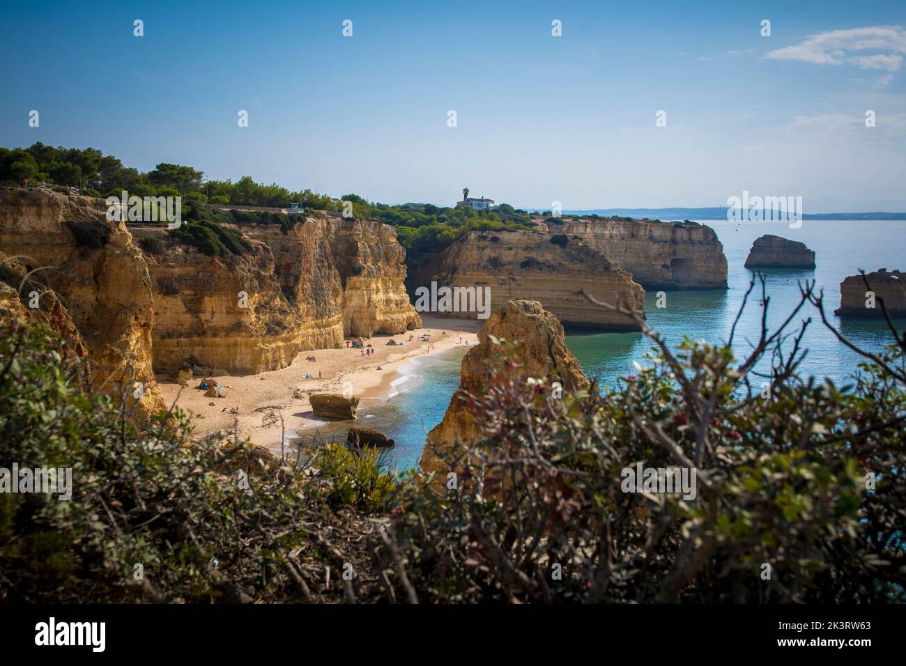 Blick von Praia da Mesquita an der Algarve-Küste in Portugal auf der Wanderung durch die sieben hängenden Täler. Stockfoto