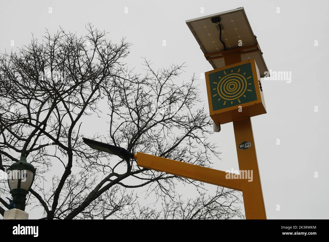 Intelligente Pole, die mit Solarenergie arbeiten, in der Stadt Maracaibo, Venezuela, heute, Dienstag, 27. September, 2022. Das Büro des Bürgermeisters von Maracaibo begann einen Pilotplan, um Masten zu installieren, die zusätzlich zur öffentlichen Beleuchtung über ein Wi-Fi-Netzwerk kostenloses Highspeed-Internet bereitstellen werden. Die Initiative des Bürgermeisters Rafael Ramírez und seines Arbeitsteams, um der Gemeinde und den Menschen eine Lösung für die schwierige Situation zu bieten, die die Venezolaner aufgrund der Stromkrise im Bundesstaat Zulia im Nordwesten des Landes erleben. „4 bis 8 Stunden am Tag kein Strom i Stockfoto