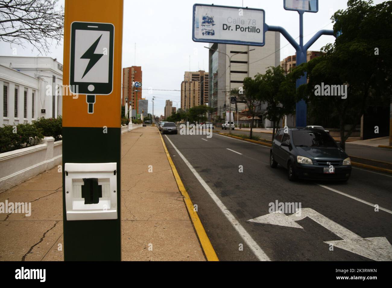 Intelligente Pole, die mit Solarenergie arbeiten, in der Stadt Maracaibo, Venezuela, heute, Dienstag, 27. September, 2022. Das Büro des Bürgermeisters von Maracaibo begann einen Pilotplan, um Masten zu installieren, die zusätzlich zur öffentlichen Beleuchtung über ein Wi-Fi-Netzwerk kostenloses Highspeed-Internet bereitstellen werden. Die Initiative des Bürgermeisters Rafael Ramírez und seines Arbeitsteams, um der Gemeinde und den Menschen eine Lösung für die schwierige Situation zu bieten, die die Venezolaner aufgrund der Stromkrise im Bundesstaat Zulia im Nordwesten des Landes erleben. „4 bis 8 Stunden am Tag kein Strom i Stockfoto