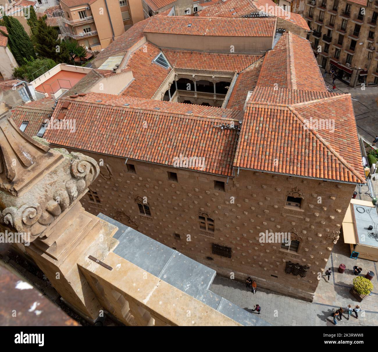 Vista de la Casa de las Conchas con su claustro desde lo Alto de las torres de la Clerecía, Salamanca, España. Stockfoto