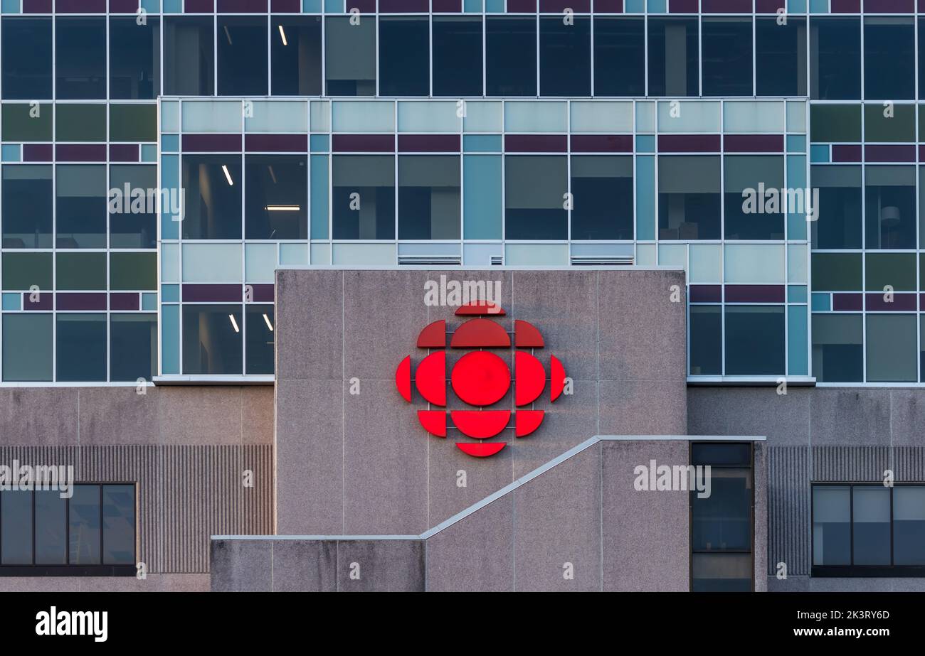 CBC Halifax Fernsehbanner auf dem CBC-Gebäude. Canadian Broadcasting Corporation Radio-Canada Zentrum. Halifax, Nova Scotia, Kanada - JULI 2022 Stockfoto