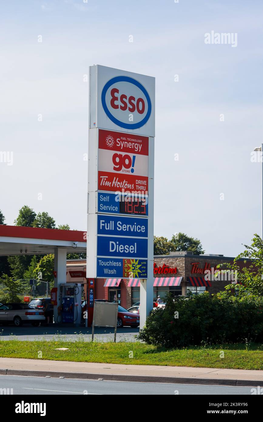 ESSO Gas (auch bekannt als ExxonMobil) Station vor dem Laden. Der Gaspreis liegt im atlantischen Kanada bei über $2,15 pro Liter. HALIFAX, NOVA SCOTIA, KANADA - AUGUST 2022 Stockfoto