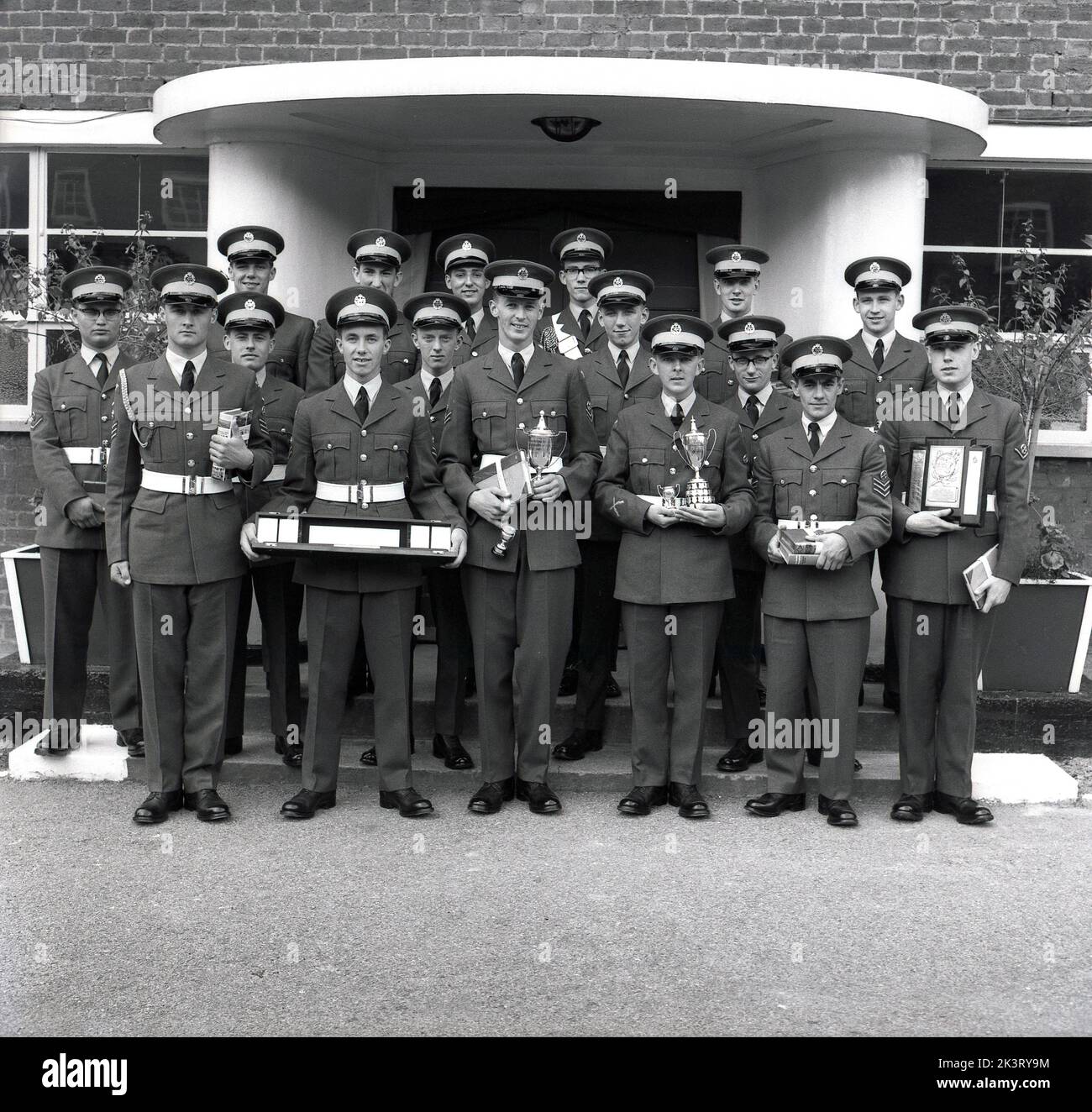 1964, historisch, in ihrer Uniform stehend, stehen neu graduierte RAF-Auszubildende für ein Gruppenfoto im RAF Halton, Bucks, England, Großbritannien. Die RAF Halton war von 1919 bis 1993 Sitz der No 1 School of Technical Training, der Flugschule der Royal Air Force. Stockfoto