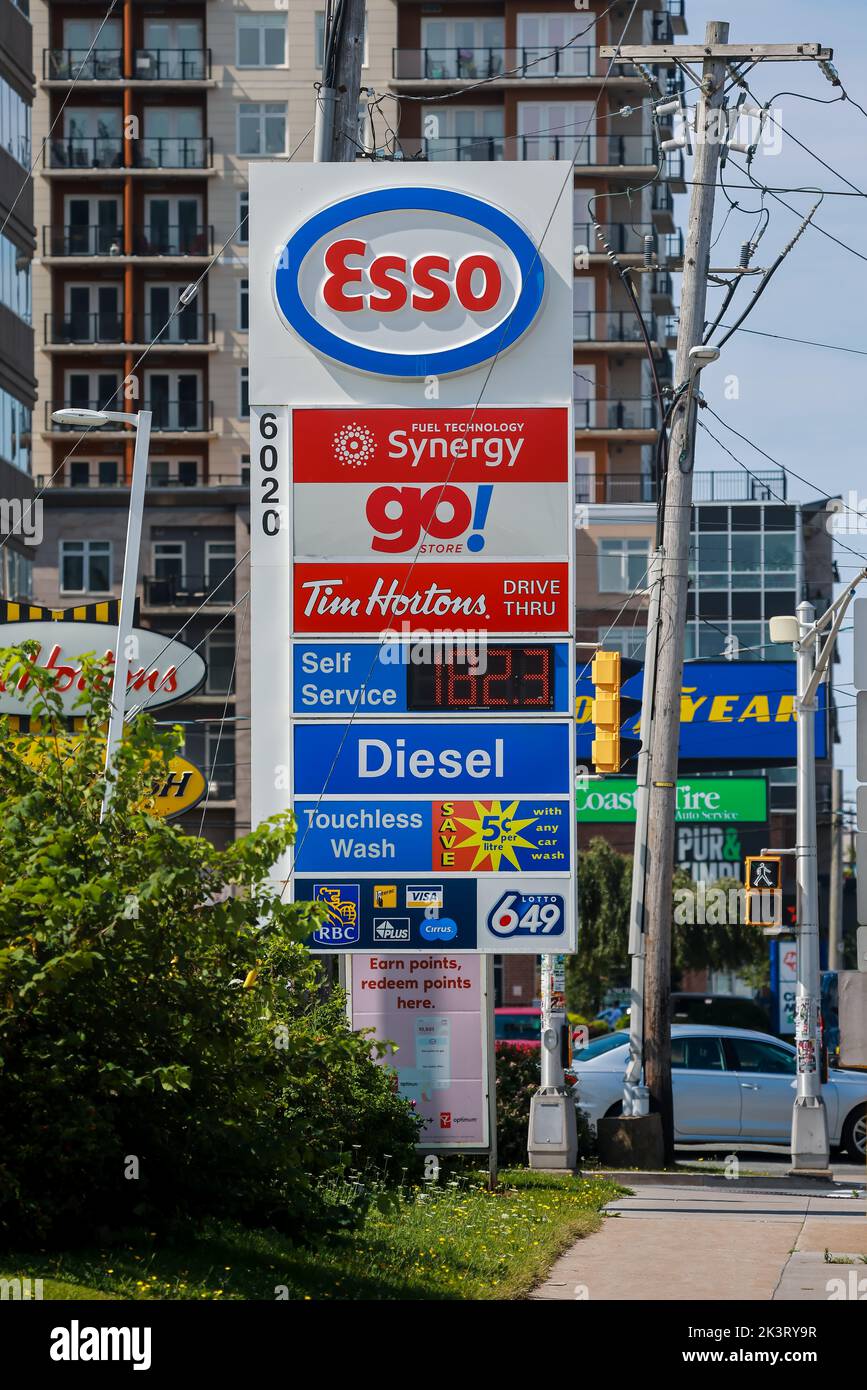 ESSO Gas (auch bekannt als ExxonMobil) Station vor dem Laden. Der