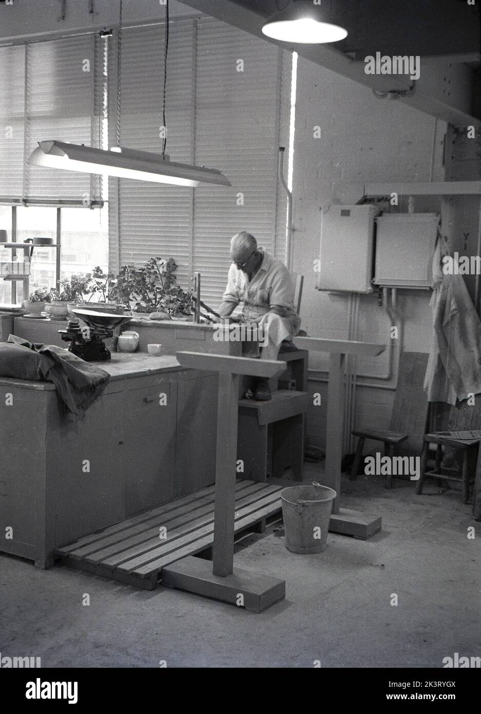 1950s, historisch, ein männlicher Arbeiter, der Töpferwaren bei Josiah Wedgwood & Sons Ltd. In Barlaston, Stoke-on-Trent, England, herstellt. Das Geschäft geht bis ins Jahr 1759 zurück, als Josiah Wedgwood als unabhängige Töpferin in Burslem begann. Stockfoto