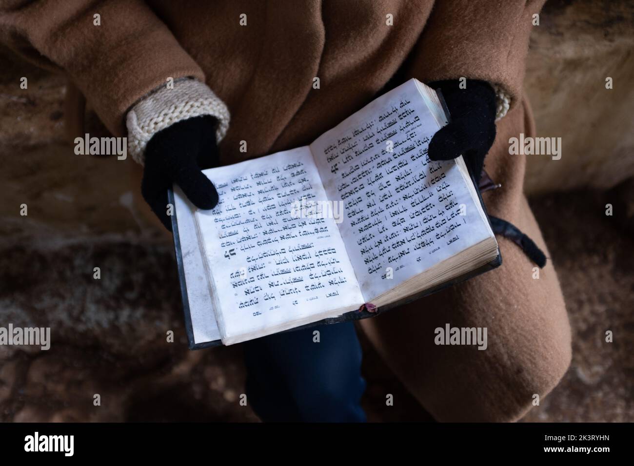 Frau liest religiöse Texte in einem hebräischen Buch in Israel. Stockfoto