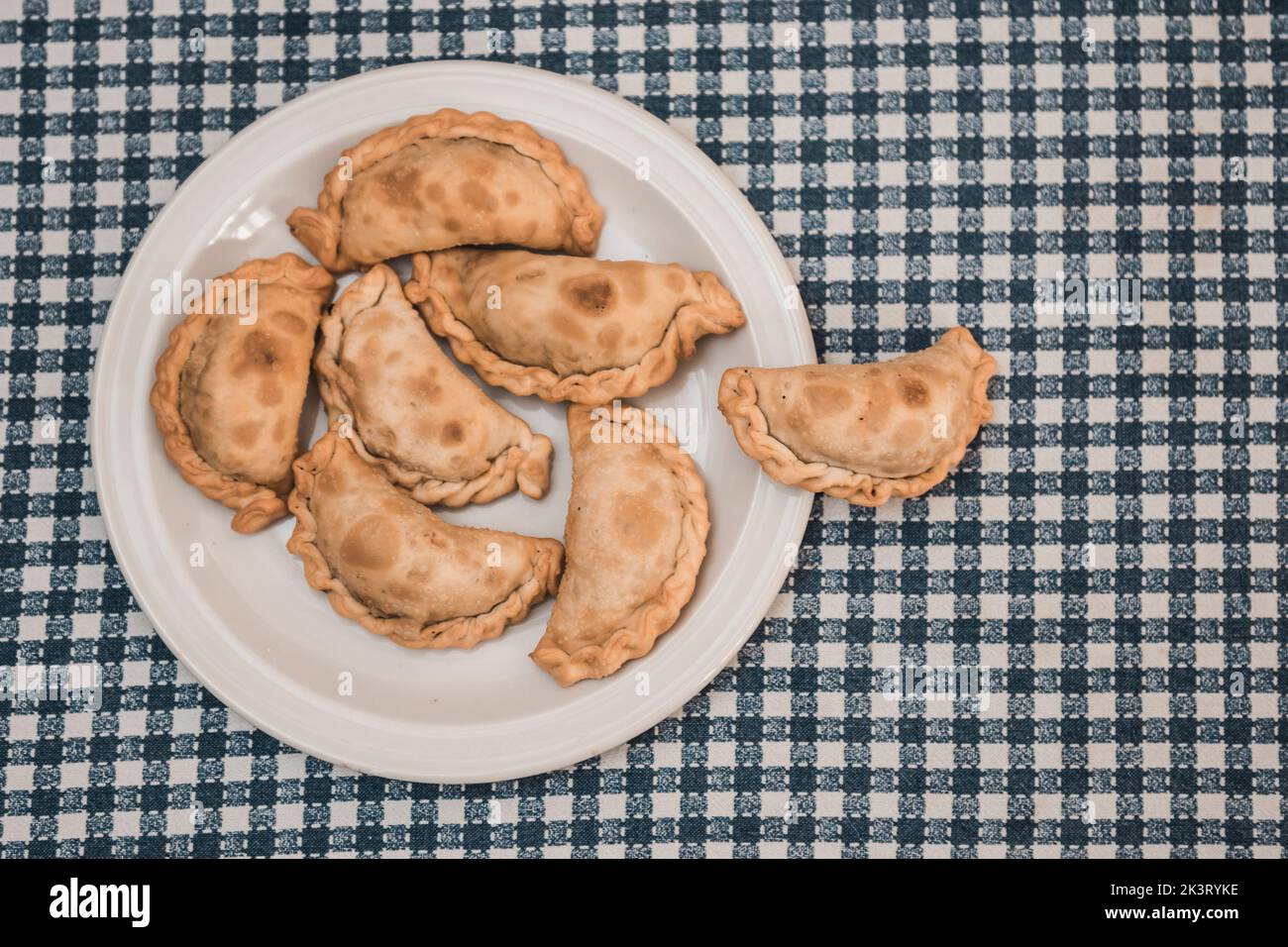 Argentinischer Fleischkuchen, präsentiert auf einem Teller auf dem Tisch, argentinisches traditionelles Essen. Stockfoto