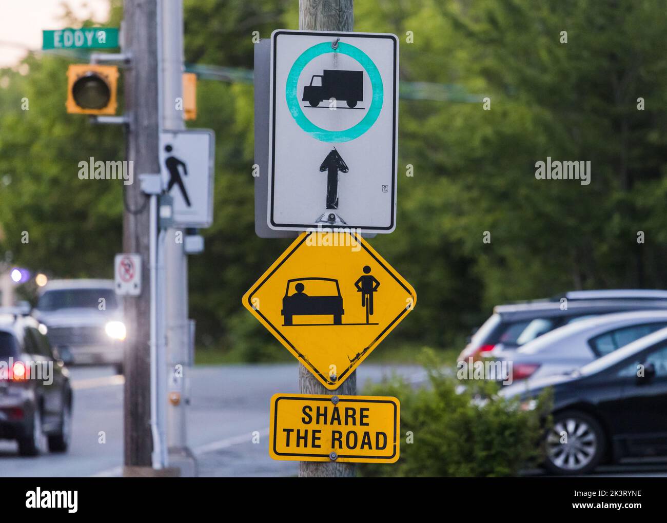TEILEN SIE DIE STRASSE ein Straßenschild mit einem Fahrrad-Symbol zur Information für den Verkehr. Warnschild Mit Gelbem Diamanten Stockfoto