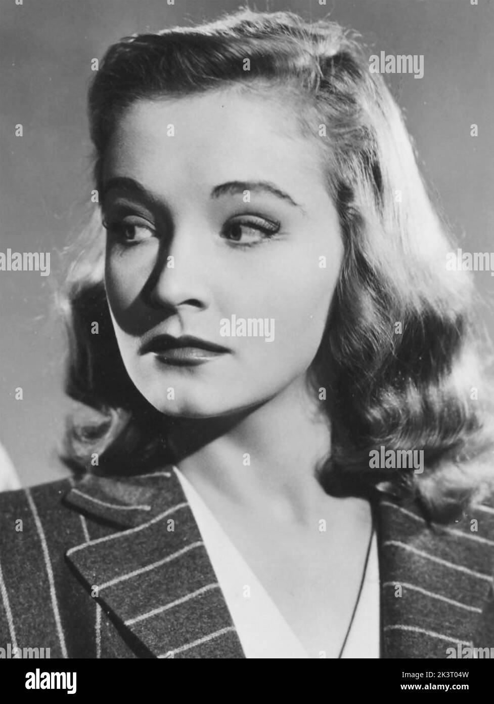 NINA FOCH (1924-2008) amerikanische Filmschauspielerin in einem Werbefoto für ihren Film Escape in the Fog aus dem Jahr 1945 Stockfoto