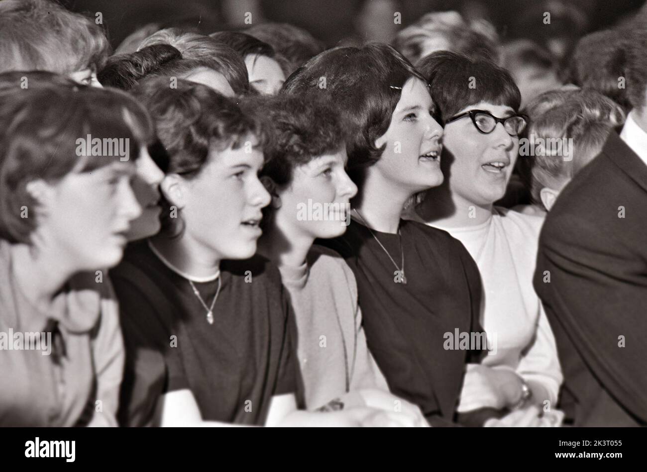 JUGENDLICHE im Royal, Tottenham, London, im Januar 1964, die sich die fünf-Pop-Gruppen von Dave Clark ansahen. Foto: Tony Gale Stockfoto