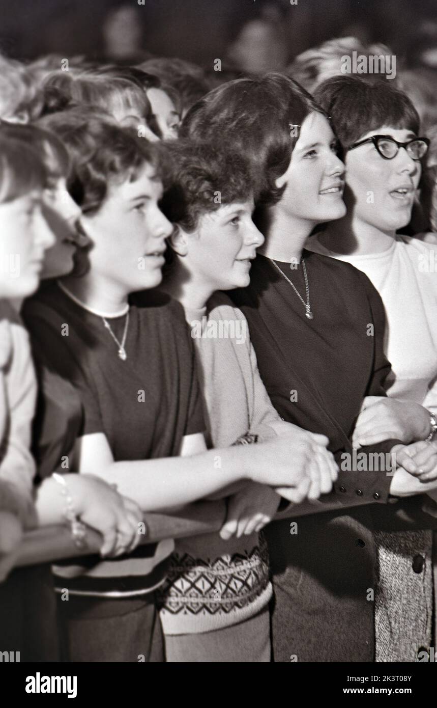 JUGENDLICHE im Royal, Tottenham, London, im Januar 1964, die sich die fünf-Pop-Gruppen von Dave Clark ansahen. Foto: Tony Gale Stockfoto