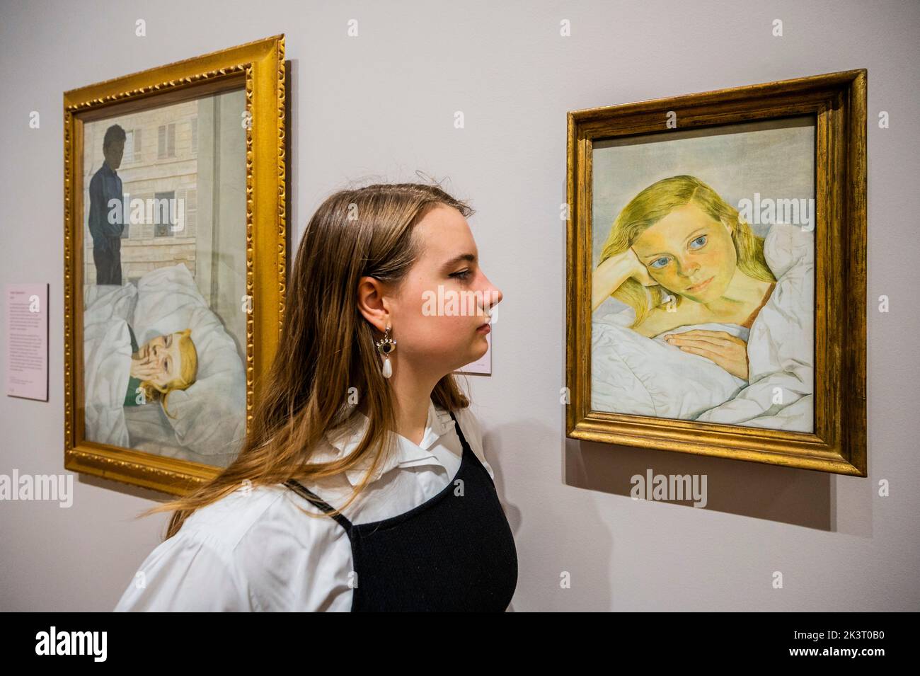 London, Großbritannien. 28. September 2022. Hotelschlafzimmer, 1954, und Mädchen im Bett, 1952 - die Ausstellung der Credit Suisse - Lucian Freud: Neue Perspektiven in der Nationalgalerie. Es umfasst über 65 Leihgaben aus der ganzen Welt und wird anlässlich des 100. Geburtstages des großen Künstlers aus dem 20.. Jahrhundert inszeniert. Es läuft vom 1. Oktober 2022 - 22. Januar 2023 Credit: Guy Bell/Alamy Live News Stockfoto