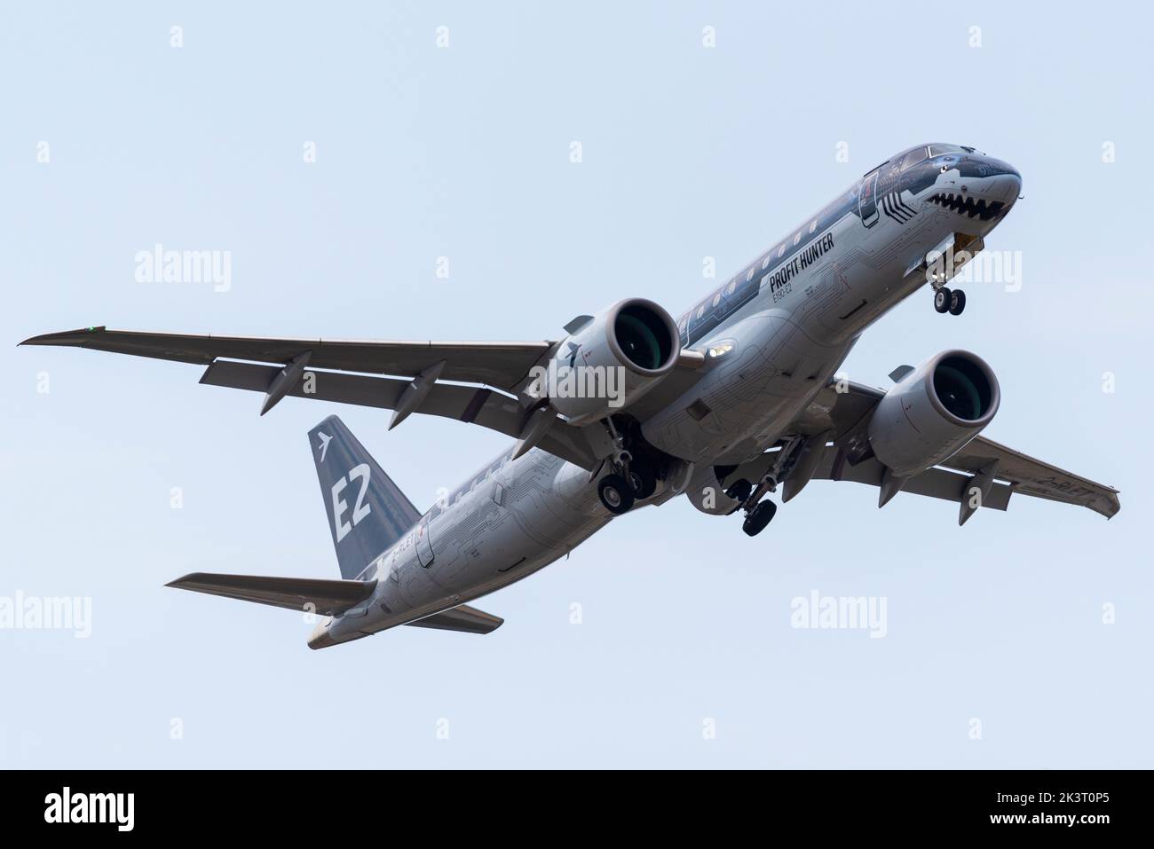 Embraer E190-E2 Jet-Linienflugzeug mit dem Namen „Profit Hunter ...