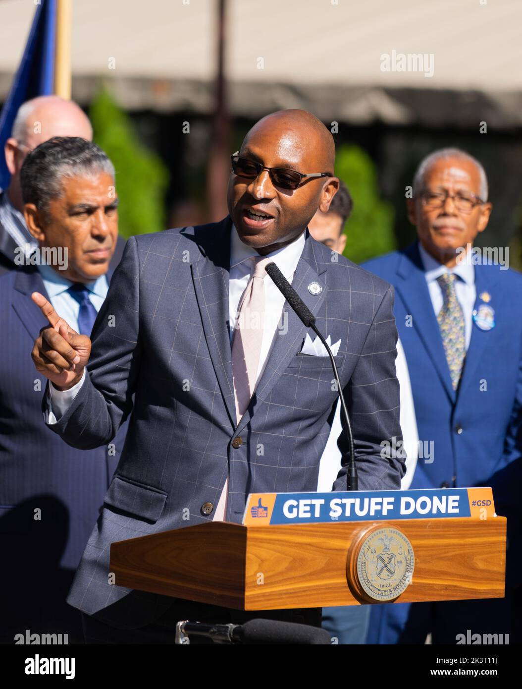 New York City, USA. 27. September 2022. Der Präsident von Queens Borough, Donovan Richards, schließt sich dem Bürgermeister von New York an Eric Adams hielt eine Pressekonferenz auf der Dyckman Plaza in Washington Heights, New York City, New York, um die Medien nach der Rückkehr von seiner Reise nach Puerto Rico und der Dominikanischen Republik über die durch den 27. September 2022 durch den Unhegungsaufschwung verursachten Sanierungsanstrengungen zu informieren. Dem Bürgermeister schlossen sich gewählte Beamte und Mitarbeiter verschiedener Stadtbehörden an, die ebenfalls mit dem Bürgermeister in die karibik reisten. (Foto von Steve Sanchez/Sipa USA) Quelle: SIPA USA/Alamy Live News Stockfoto