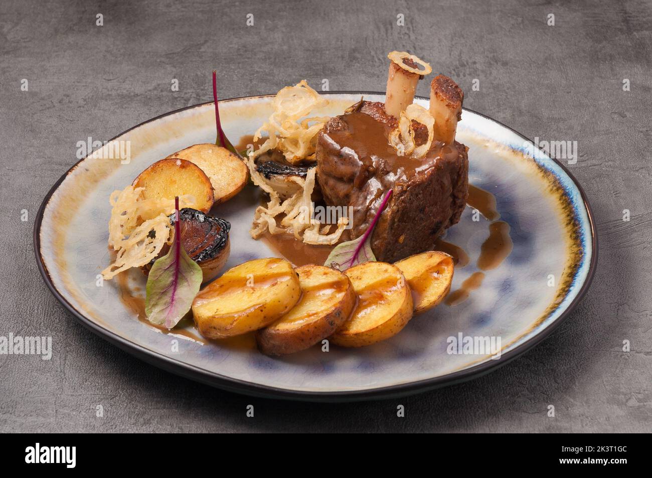 Leckere geschmorte Rinderrippe mit neuen Kartoffeln und Zwiebeln Stockfoto