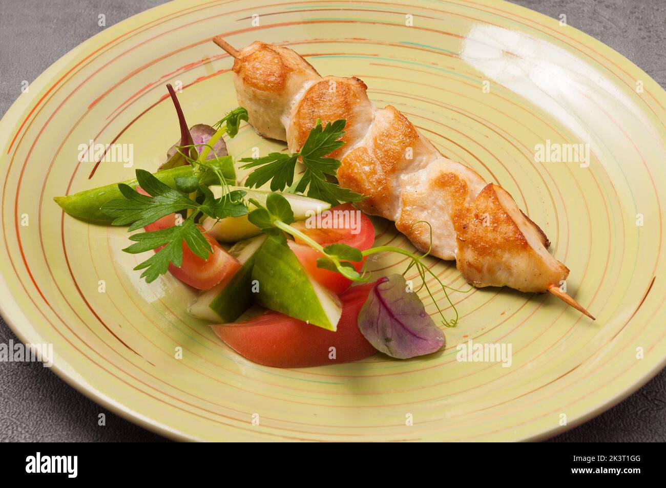 Leckerer Hähnchenspieß mit Gemüse auf einem Holzspieß Stockfoto