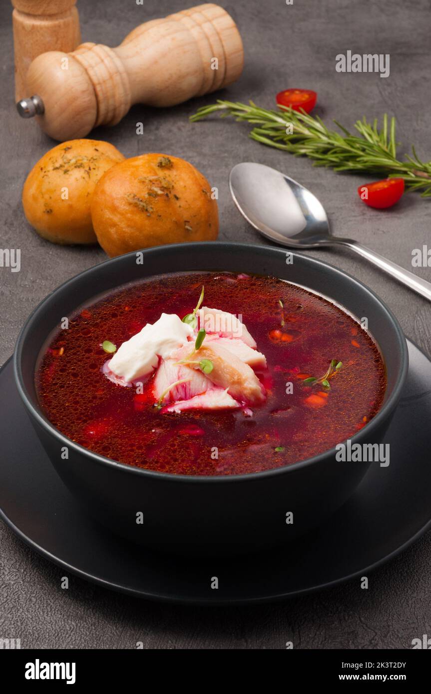 Leckeres Borscht mit Knoblauchbrötchen. Traditionelle russische und ukrainische Suppe Stockfoto